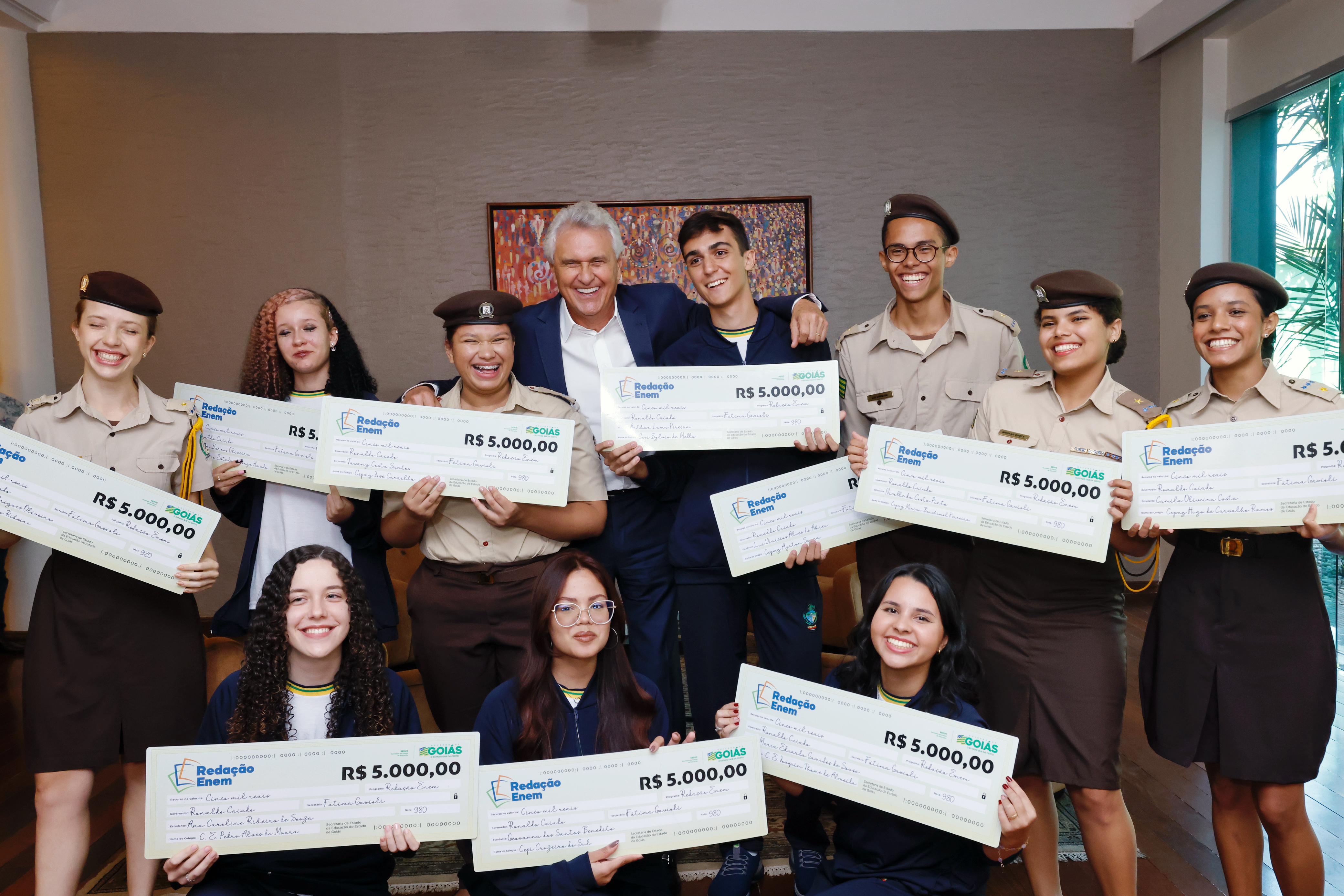 Governador Ronaldo Caiado entrega premiação para estudantes que atingiram 980 pontos na redação do Enem