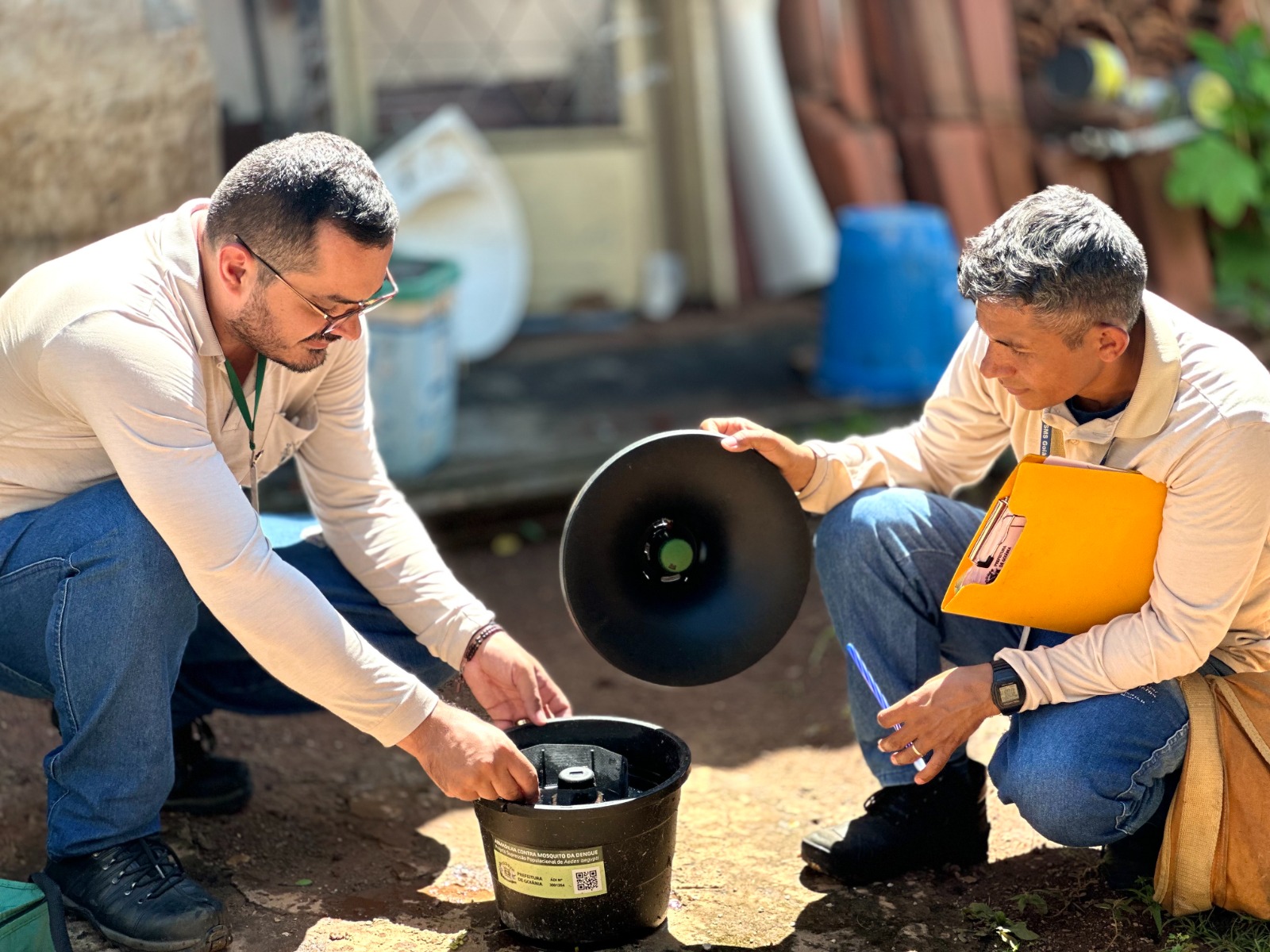 Agentes de Combate às Endemias abastecem armadilhas com larvicida, pastilhas de atração e telas para combate ao mosquito Aedes aegypti 