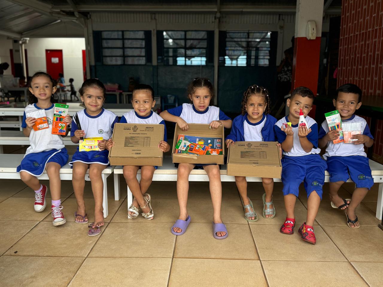 Prefeitura de Goiânia entrega kits de material escolar a estudantes da rede municipal de ensino: cerca de 7 mil kits já foram entregues; ao todo, serão 35 mil unidades para toda a rede