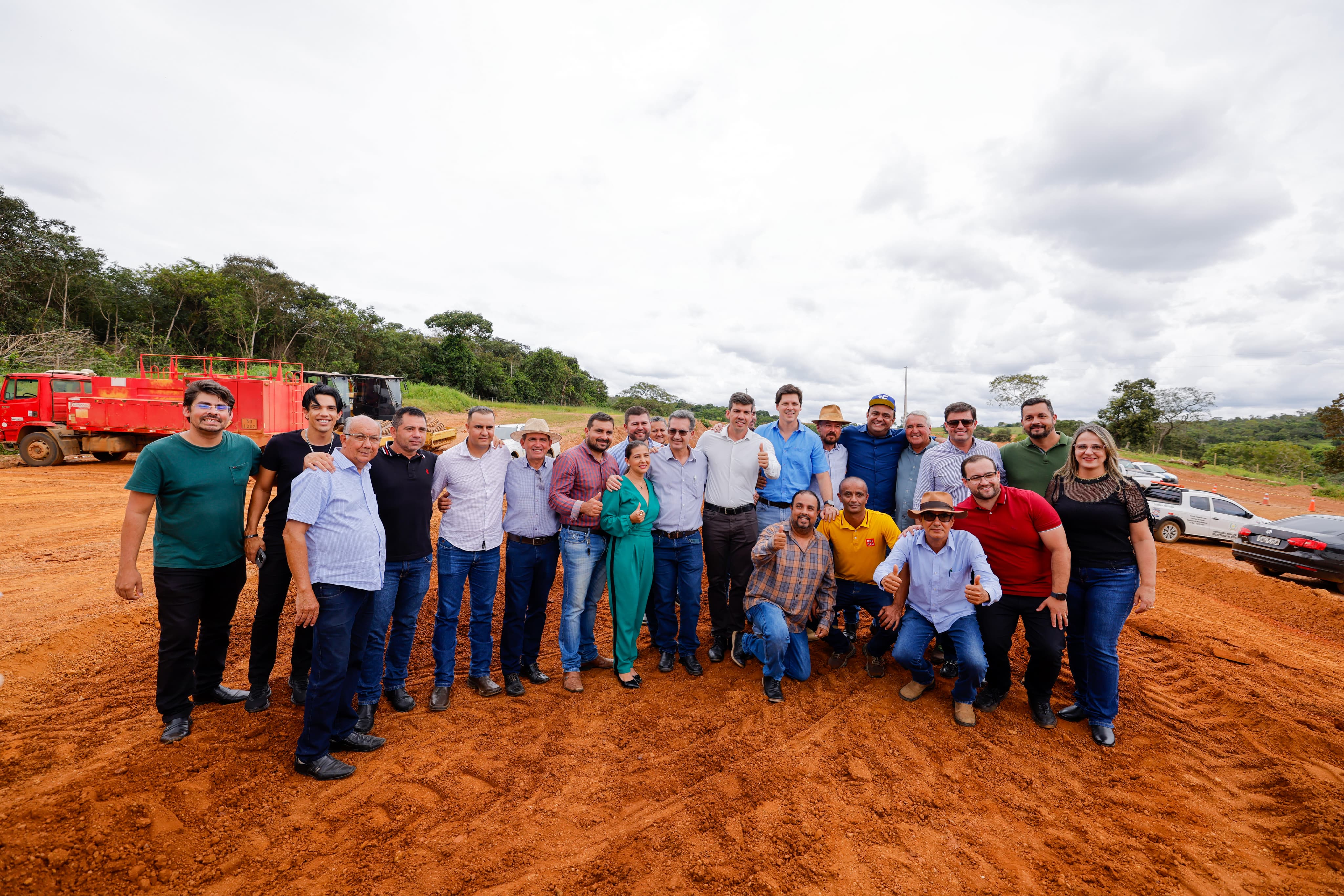 Acompanhado do presidente da Goinfra, Pedro Sales, o governador em exercício Daniel Vilela vistoriou andamento de obras nas GOs 309 e 219