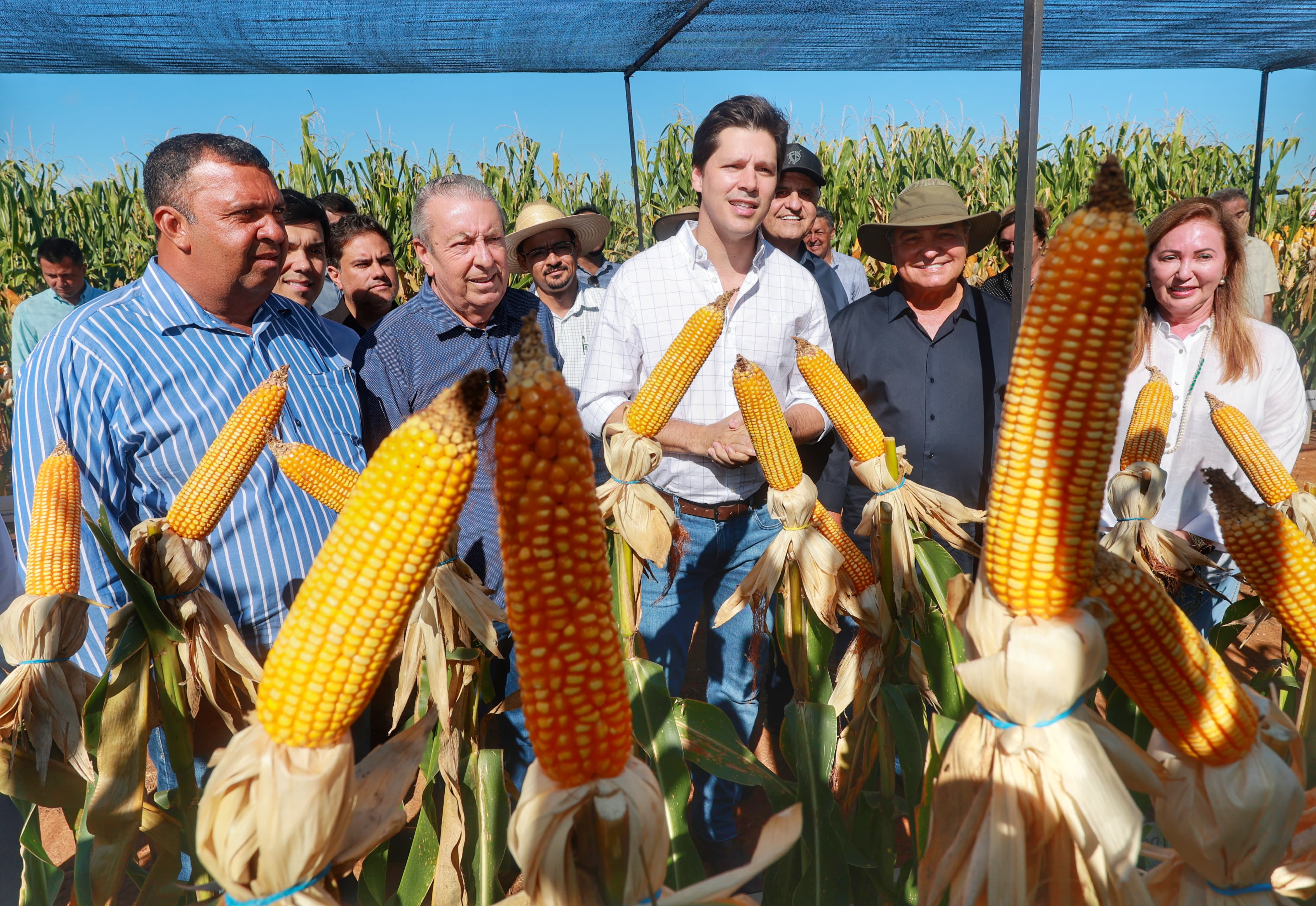 Daniel Vilela é recebido por produtores rurais e autoridades em fazenda produtora de grãos, em Aruanã