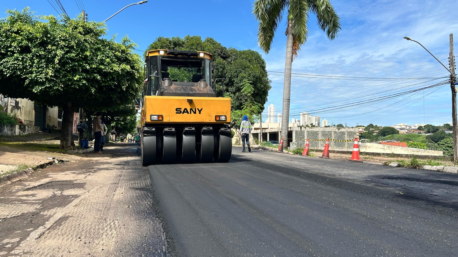 Equipes da Seinfra levam asfalto novo para a Avenida Canaã, no Jardim Novo Mundo