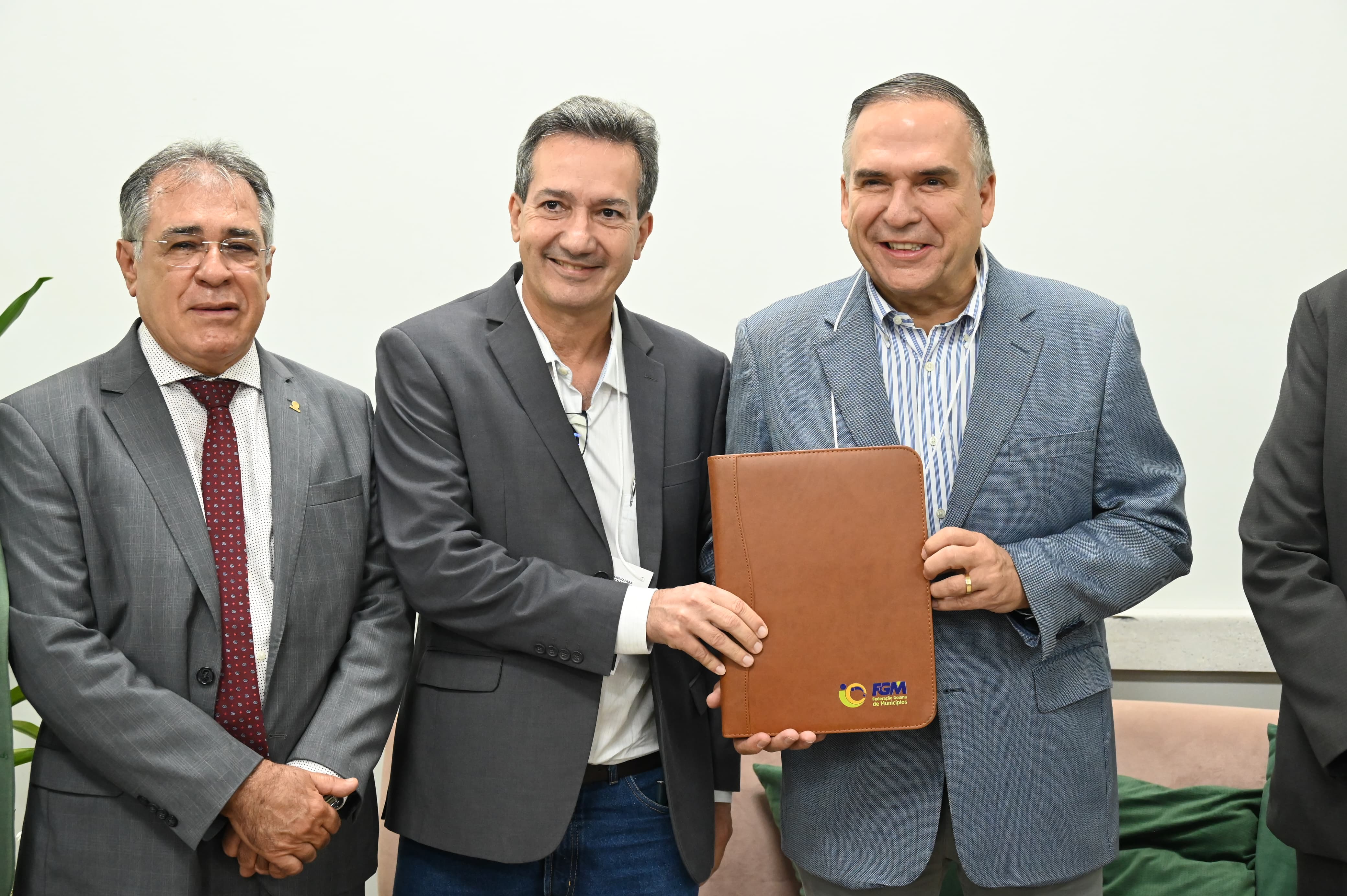 O prefeito de Goiânia Sandro Mabel recebendo Kit Prefeito da Federação Goiana dos Municípios, das mãos do presidente da instituição Haroldo Naves sob o testemunho do presidente do TCM, Joaquim de Castro