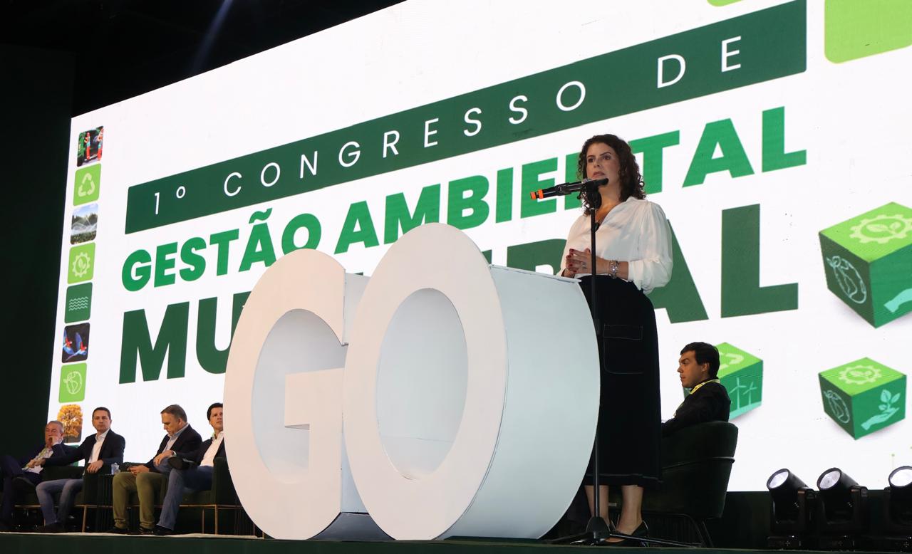 Secretária Andréa Vulcanis durante 1º Congresso de Gestão Ambiental Municipal, em Goiânia 