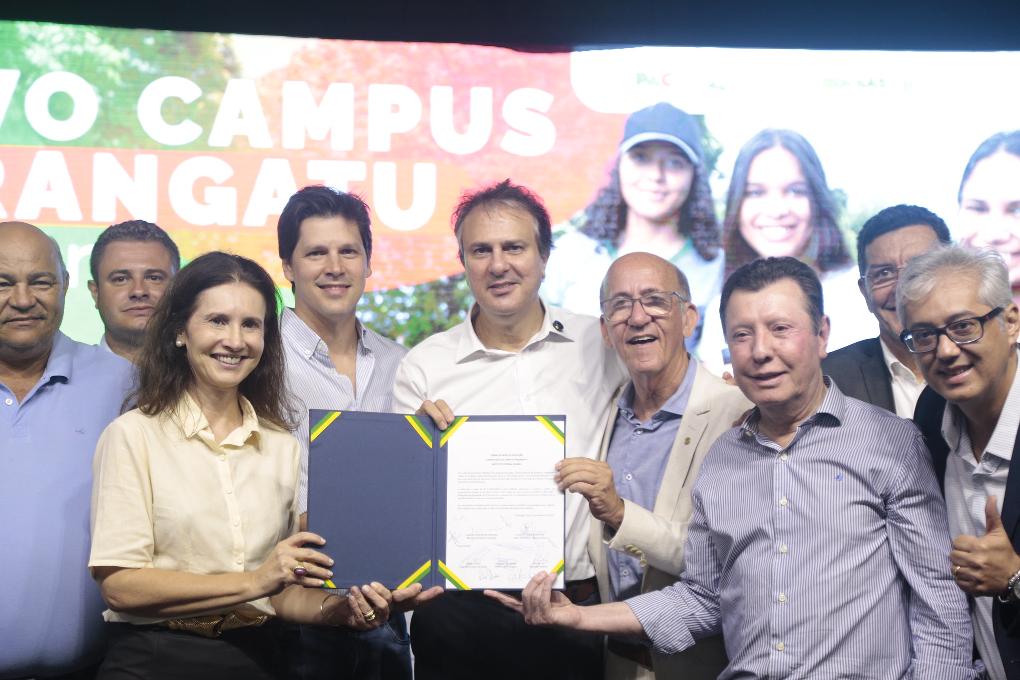 Vice-governador Daniel Vilela,o ministro da Educação, Camilo Santana, o deputuado federal José Nelto e a prefeita Vanusa Valadares assinam ordem de serviço para construção do novo campus do IF Goiano 