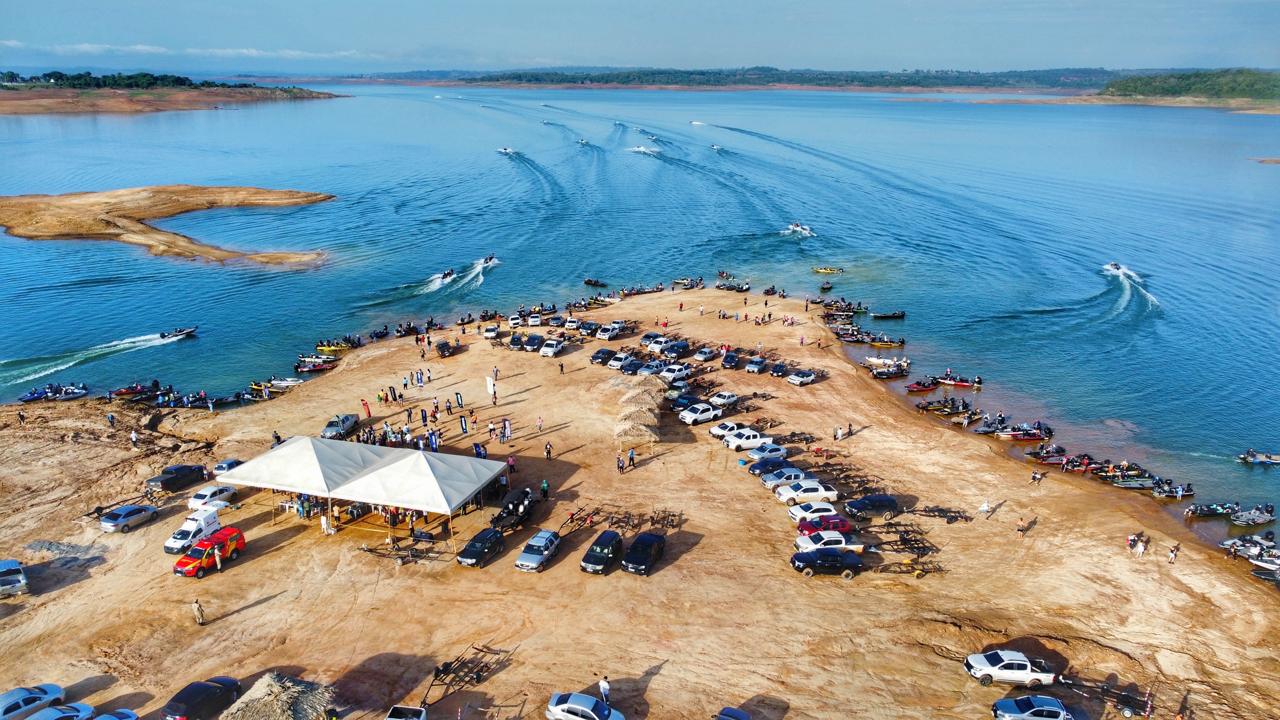 Prainha Lago Azul, recebendo etapa do Circuito de Pesca Esportiva em Três Ranchos (Panorâmica: Vinícius Martins)