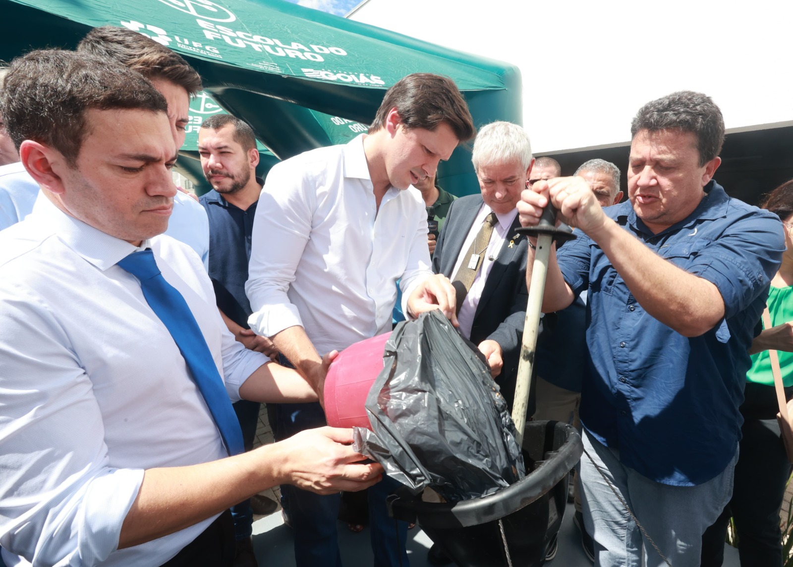 Vice-governador Daniel Vilela e titular da Secti, José Frederico, entregam biodigestor à Escola do Futuro de Valparaíso de Goiás