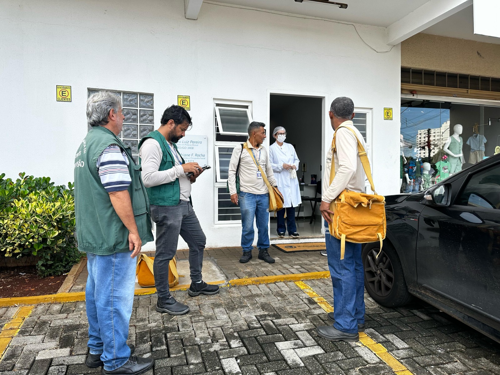 Agentes de Combate a Endemias durante inspeções em residências na capital