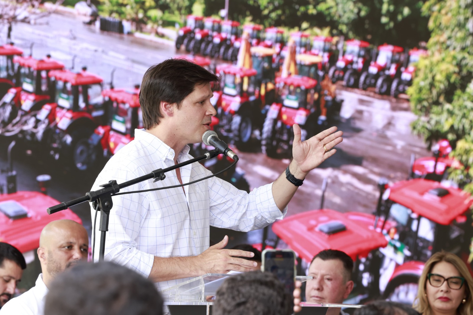 Daniel Vilela participa da entrega de maquinários para 23 cidades goianas, reforçando o apoio do Governo de Goiás ao desenvolvimento dos municípios e à infraestrutura