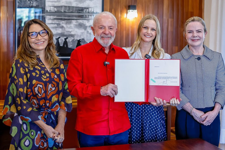 O presidente Lula ao lado de Verônica, da primeira-dama, Janja, e de Gleisi Hoffmann, que na segunda assume a Secretaria de Relações Institucionais. (Foto: Ricardo Stuckert / PR)