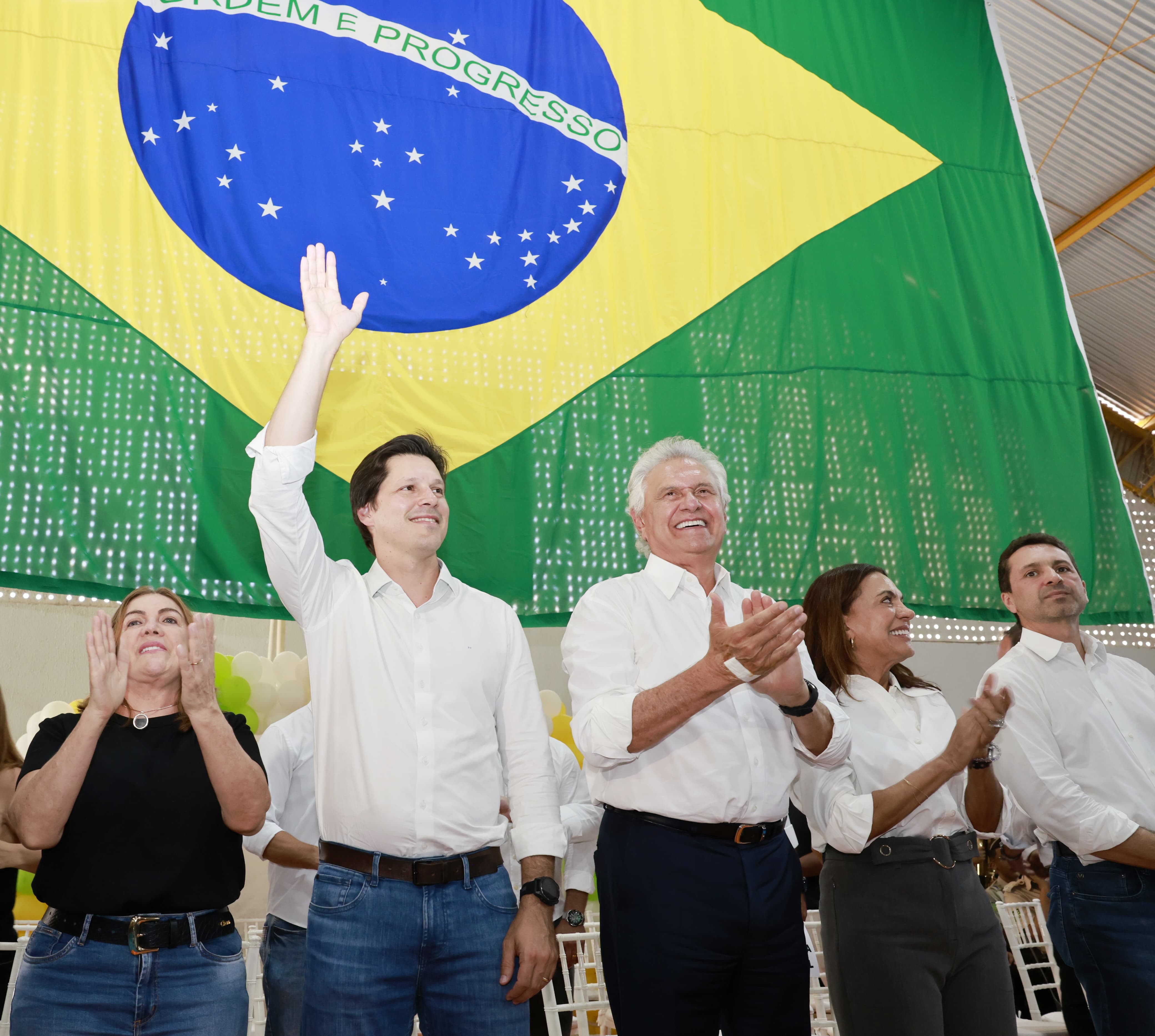 Governador, ao lado de Gracinha Caiado e Daniel Vilela, entrega cartões do Bolsa Uniforme. Iniciativa já beneficia mais de 76 mil estudantes