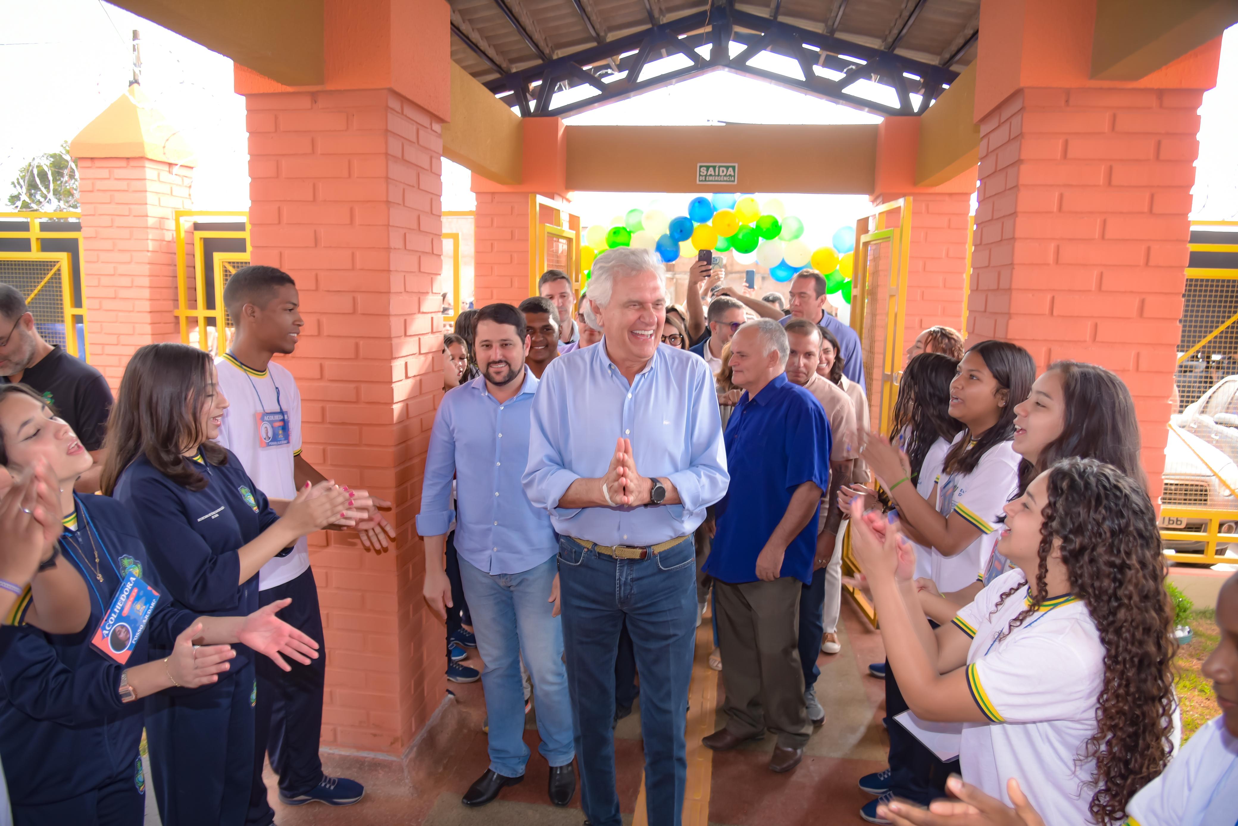 Governador Ronaldo Caiado é recebido com festa na inauguração do colégio de tempo integral em Padre Bernardo. Antes e depois: obra abandonada trazia insegurança para a população, novo prédio vai receber 454 estudantes