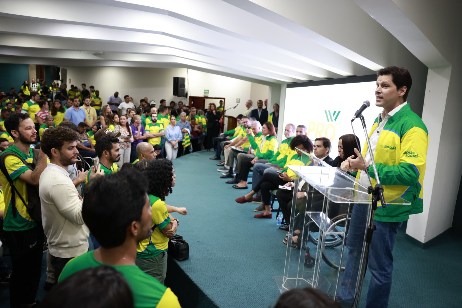 Daniel Vilela entrega cartões da Bolsa Pró-Atleta e destaca investimentos do Governo de Goiás no esporte 