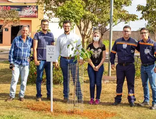 Ouvidor: SEMMA e Empresa Fagundes realiza plantio de mudas frutíferas em praça e rotatória da cidade 