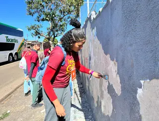 Estudantes reformam e pintam muro de abrigo em Anápolis