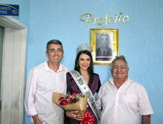 Corumbaíba: Prefeito Rodrigo Cebola e vice Divino Carneiro de Araújo recebem a Miss Universe Goiás Lara Borges