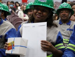 Mulher lidera turma de formandos da Escola de Eletricistas em Goiás