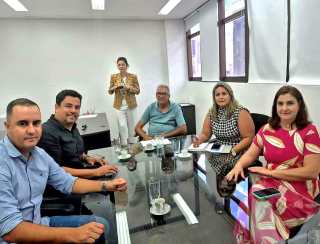 Urutai: Prefeito Alexandre Araújo discute programa habitacional na Agehab e solicita mais moradias