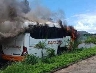 Caldas Novas: Ônibus pega fogo em frente a Barreira da Polícia Rodoviária e PMs resgatam 25 passageiros