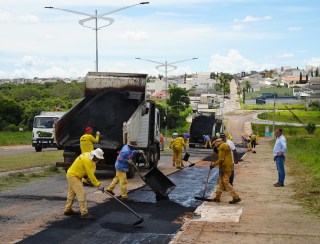 Catalão: Secretarias de Engenharia, Produção e de Transportes mobilizam frentes de serviços de limpeza urbana e tapa-buracos que atende os bairros da cidade