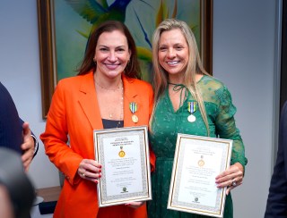 Luciene Peixoto e Lidiana Roncato são homenageadas pelo governador Ronaldo Caiado