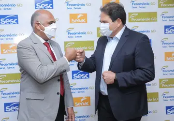 O prefeito de Goiânia Rogério Cruz e o presidente do Sistema Fecomércio Sesc/Senac, Marcelo Baiocchi firmando a iniciativa da qualificação pelo SENAC
