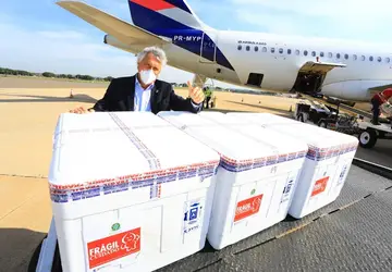 Governador Ronaldo Caiado recebe 15ª remessa de vacinas contra a Covid-19 no Aeroporto Internacional de Goiânia (Foto: Wesley Costa)