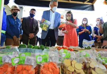 O governador Ronaldo Caiado durante o lançamento do programa NutreBem, que distribuirá alimento nutritivo, legumes embalados a vácuo e frutas desidratadas a famílias em situação de insegurança aliment