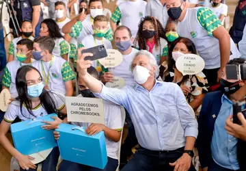 O governador Ronaldo Caiado durante entrega de benefícios a estudantes da rede estadual de ensino