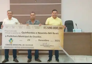 Heleninho Borges entregando o cheque de devolução de economia do duodécimo de R$ 590 mil ao prefeito Cebinha e o vice Nelci (Reprodução Blog da Verdade /Luiz Cláudio)