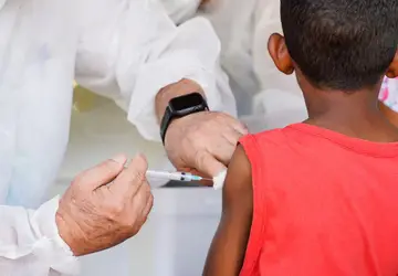 Crianças de 6 meses a 5 anos devem tomar vacina contra sarampo para se protegerem da doença