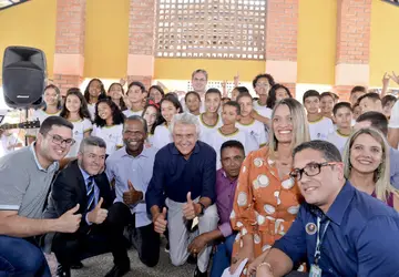  Governador Ronaldo Caiado inaugura Colégio Estadual Cora Coralina, que oferece estrutura moderna com quadra de esportes, laboratórios de ciências e informática, além de biblioteca. 