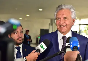 Em Brasília, ao lado do deputado federal Lucas Virgílio, o governador Ronaldo Caiado acerta doação de terreno para construção de Hospital do Câncer em Goiânia