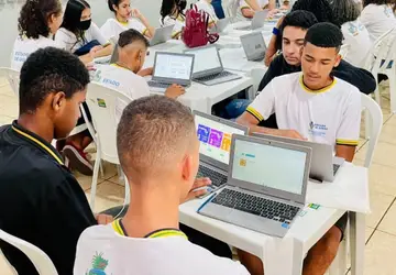 Estudantes utilizam Chromebooks fornecidos pelo Governo de Goiás para realizar simulado preparatório para Enem