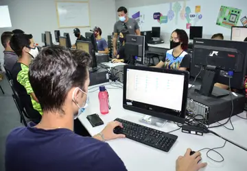 Alunos aprendem manutenção de computadores, informática básica e robótica com aulas gratuitas oferecidas pelo Governo de Goiás