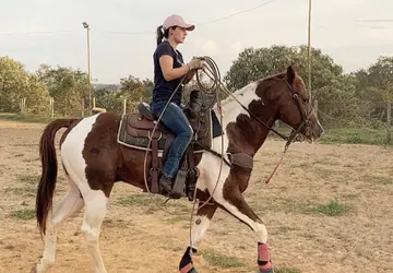 Ana Teresa, 23, e seu cavalo Usuaia, da raça Paint Horse. (Reprodução/Arquivo Pessoal)