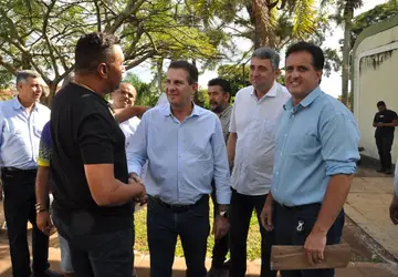 Em Goiandira, o prefeito Allisson Peixoto e gestores da região recepcionando o senador Vanderlan Cardoso