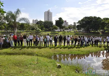 Estudantes da rede municipal dão abraço simbólico no Lago das Rosas em evento de conscientização sobre importância da água, nesta sexta-feira (31/03)