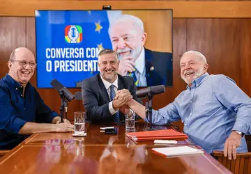 O jornalista Marcos Uchôa e o ministro Paulo Pimenta (Secom) ao lado do presidente Lula no local de transmissão do Conversa com o Presidente desta terça, 25/7. Foto: Ricardo Stuckert /PR