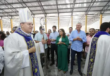 Governador Ronaldo Caiado sanciona lei que cria Dia do Romeiro de Nossa Senhora de Muquém, durante missa de encerramento da romaria, em Niquelândia