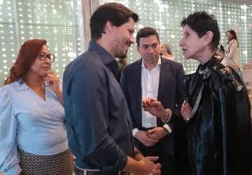 Daniel Vilela e secretário da Secti, José Frederico Lyra Netto, recebem a pesquisadora, que está em Goiás para implantação do programa Levemente 