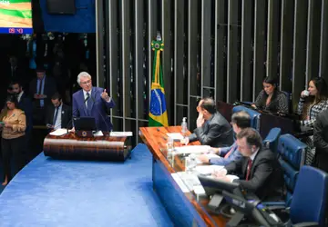 Governador Ronaldo Caiado durante sessão no Senado Federal, em que criticou estudo do Ipea e também os efeitos da reforma tributária para Goiás