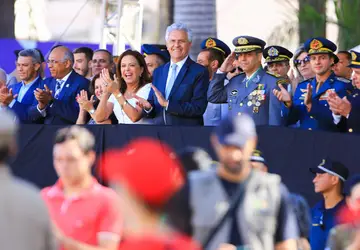 Governador Ronaldo Caiado e autoridades do município prestigiam passagem de tropas pela Avenida Tocantins, no centro de Goiânia