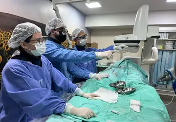 Equipe de neurocirurgia do HGG durante procedimento cirúrgico inédito para tratamento de aneurisma cerebral 