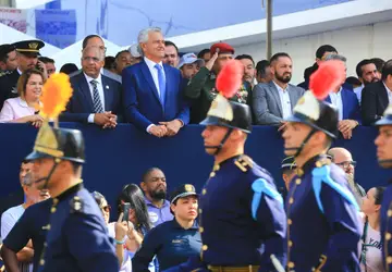 Goiânia 90 anos: governador Ronaldo Caiado acompanha desfile cívico-militar e recebe carinho da população, em Campinas
