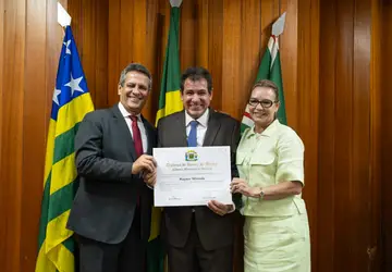 Vereador Denício Trindade, o médico Wagner Miranda e a médica Ana Maria Miranda, são homenageados em sessão especial na Câmara Municipal de Goiânia