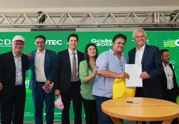 Daniel Vilela, ao lado do governador Ronaldo Caiado e da Sudeco, Rose Modesto, participam da assinatura de contratos do fundo