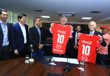 Governador Ronaldo Caiado e presidente José Alves Filho (Grupo José Alves) exibem camisas com novos patrocinadores do Vila Nova
