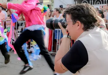 O fotógrafo catalano Lucas Machado, em momento de registro das apresentações das Congadas em Catalão Goiás 