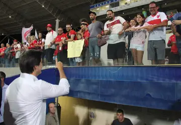 Vice-governador de Goiás cumprimenta torcedores do Vila Nova. Clube venceu o Goiatuba por 2 a zero na primeira partida do Campeonato Goiano